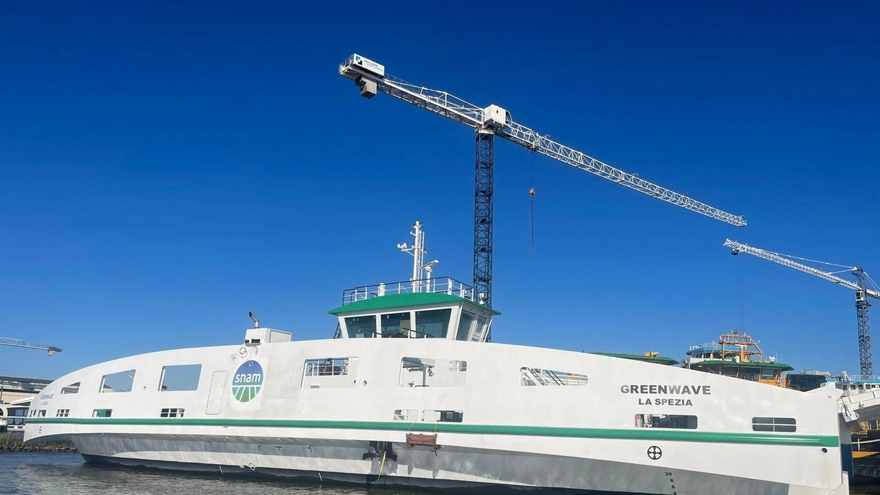 Greenwave, il traghetto elettrico di Snam. per il trasporto delle autobotti criogeniche al rigassificatore Greenwave, il traghetto elettrico di Snam. per il trasporto delle autobotti criogeniche al rigassificatore