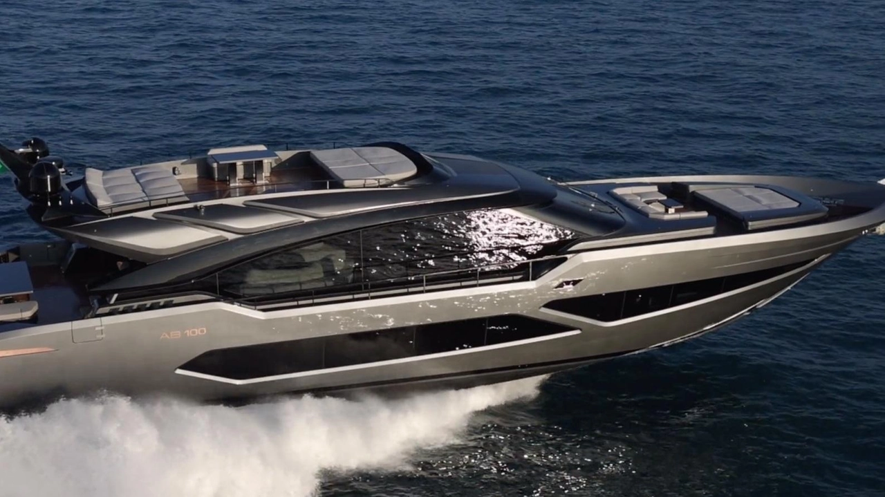 A sinistra la nuova unità della linea AB 100 realizzata da Ab Yachts. Sotto, Polo Nautico Viareggio A sinistra la nuova unità della linea AB 100 realizzata da Ab Yachts. Sotto, Polo Nautico Viareggio