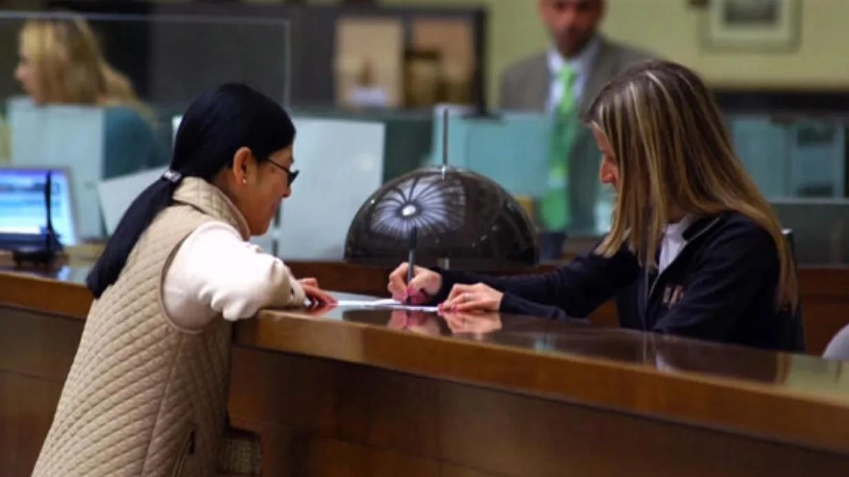 Uno sportello bancario. Ieri è stato l’ultimo giorno di apertura della filiale Banca Intesa di Mercatale che aveva circa 2mila correntisti nell’alta Valle del Bisenzio Uno sportello bancario. Ieri è stato l’ultimo giorno di apertura della filiale Banca Intesa di Mercatale che aveva circa 2mila correntisti nell’alta Valle del Bisenzio