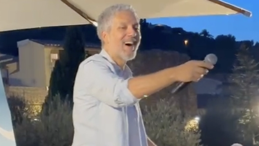 Beppe Fiorello in un momento della serata a Castiglione della Pescaia