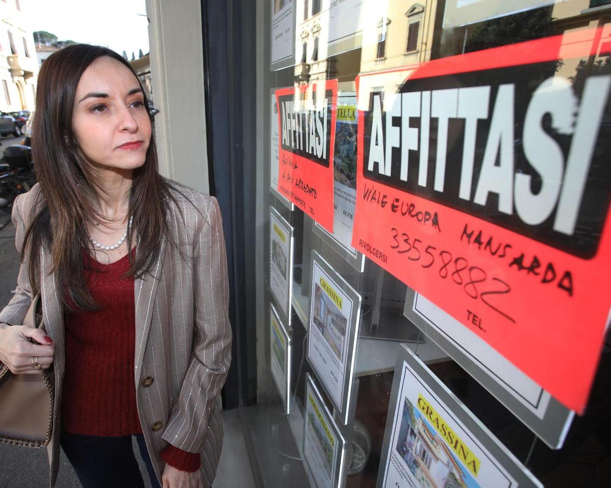 Precario in classe e anche fuori: "Prezzi folli per affittare una casa. Costretto a dormire in un bnb" Precario in classe e anche fuori: "Prezzi folli per affittare una casa. Costretto a dormire in un bnb"