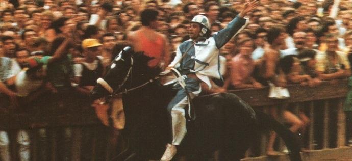 https://www.lanazione.it/image-service/view/acePublic/alias/contentid/YjYzYWZjMzQtNjFlNC00/0/palio-16-agosto-1985-capolavoro-di-cianchino-vince-con-il-grande-benito.jpeg?f=1.91:1&w=1200