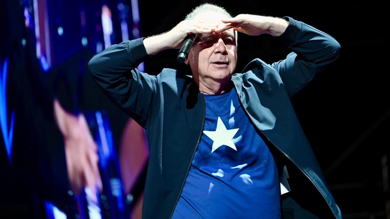 Lo spettacolare show dei Simple Minds (foto Alcide). ; in alto la vignetta di Sesti