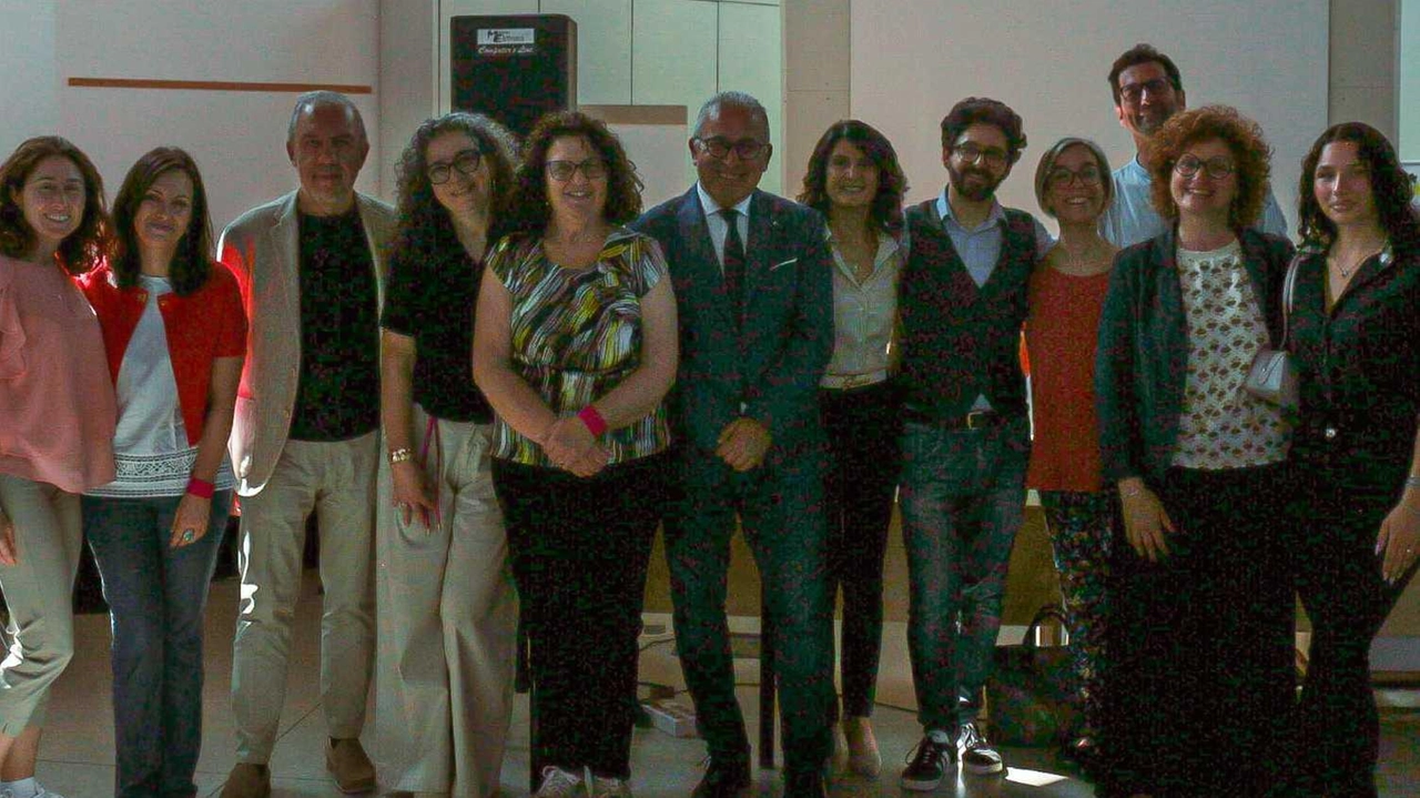 Erano presenti alla premiazione anche la preside Mariagrazia Ciambellotti e l’assessore alla cultura di Montemurlo Giuseppe Forastiero Erano presenti alla premiazione anche la preside Mariagrazia Ciambellotti e l’assessore alla cultura di Montemurlo Giuseppe Forastiero