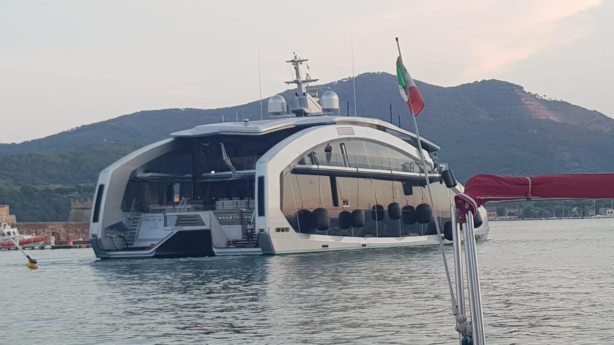 ‘This is it’: la Lamborghini dei mari a Portoferraio. Ma è troppo grande per ormeggiare ‘This is it’: la Lamborghini dei mari a Portoferraio. Ma è troppo grande per ormeggiare