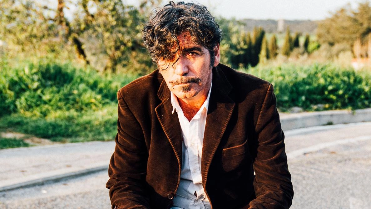 Appuntamento in serata con arriva il cantautore livornese Bobo Rondelli e lo spettacolo intitolato “A me ciam Bert” con Bobo Rondelli (voce e chitarra), Meme Lucarelli (chitarre)