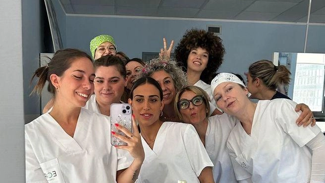 Ecipa Umbria, agenzia di formazione di Cna, offre il corso per assistente di studio odontoiatrico (Aso) con 700 ore di formazione teorica e pratica. Compiti dell'Aso: accogliere pazienti, gestire chiamate e assistere l'odontoiatra. Dettagli sul sito di Ecipa Umbria. Ecipa Umbria, agenzia di formazione di Cna, offre il corso per assistente di studio odontoiatrico (Aso) con 700 ore di formazione teorica e pratica. Compiti dell'Aso: accogliere pazienti, gestire chiamate e assistere l'odontoiatra. Dettagli sul sito di Ecipa Umbria.