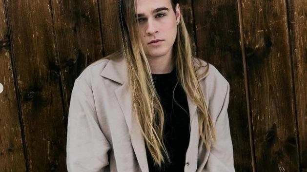 Il cantante umbro Aaron, noto anche come Edoardo Boari, è tra i 46 artisti selezionati per le audizioni di Sanremo Giovani. Con il brano "Grandine", cerca di guadagnarsi un posto alle Nuove Proposte del Festival di Sanremo. Il cantante umbro Aaron, noto anche come Edoardo Boari, è tra i 46 artisti selezionati per le audizioni di Sanremo Giovani. Con il brano "Grandine", cerca di guadagnarsi un posto alle Nuove Proposte del Festival di Sanremo.
