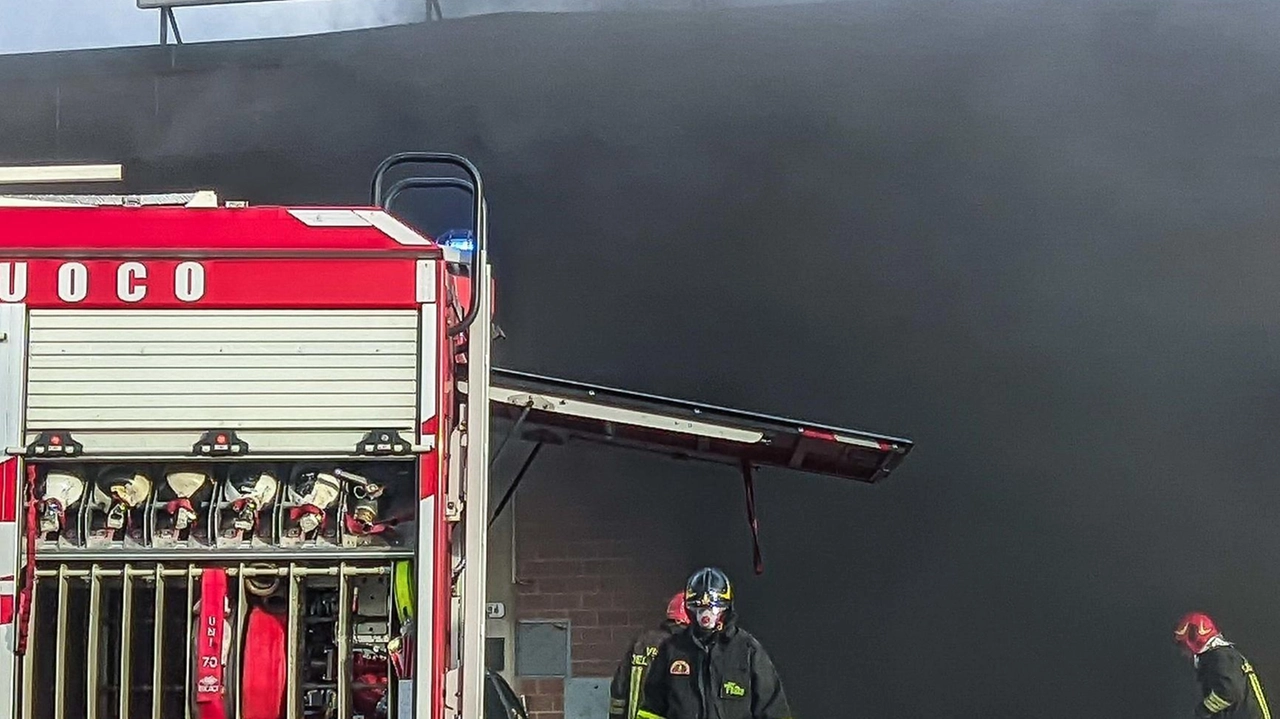 I vigili del fuoco hanno lavorato quattro ore per riuscire a spegnere le fiamme divampate all’interno della carrozzeria I vigili del fuoco hanno lavorato quattro ore per riuscire a spegnere le fiamme divampate all’interno della carrozzeria