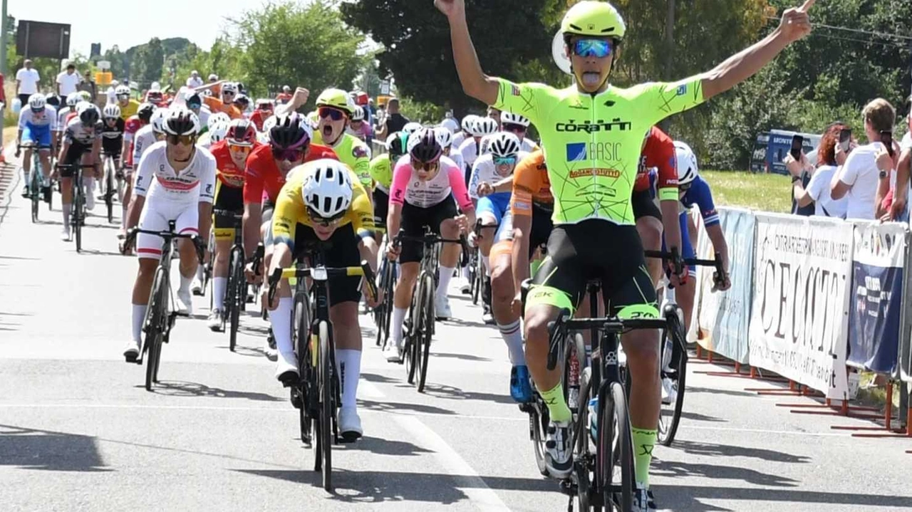 La vittoria di Paris nella seconda frazione del Giro dei Tre Comuni (Foto R.Fruzzetti) La vittoria di Paris nella seconda frazione del Giro dei Tre Comuni (Foto R.Fruzzetti)