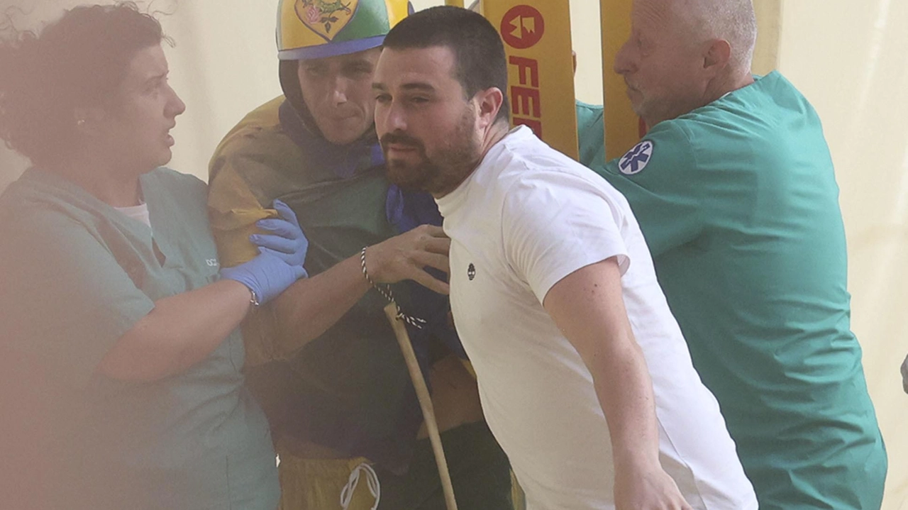 Nella foto il fantino del Bruco Mattia Chiavassa viene portato via dai sanitari. Diamante grigio è scivolato al secondo San Martino, il piede è rimasto sotto il cavallo Nella foto il fantino del Bruco Mattia Chiavassa viene portato via dai sanitari. Diamante grigio è scivolato al secondo San Martino, il piede è rimasto sotto il cavallo