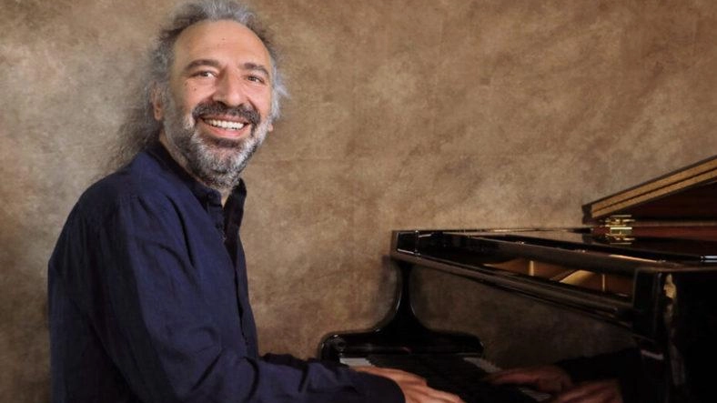 Stefano Bollani torna al Maggio Musicale Fiorentino sabato alle 20,45 con «Piano Solo»