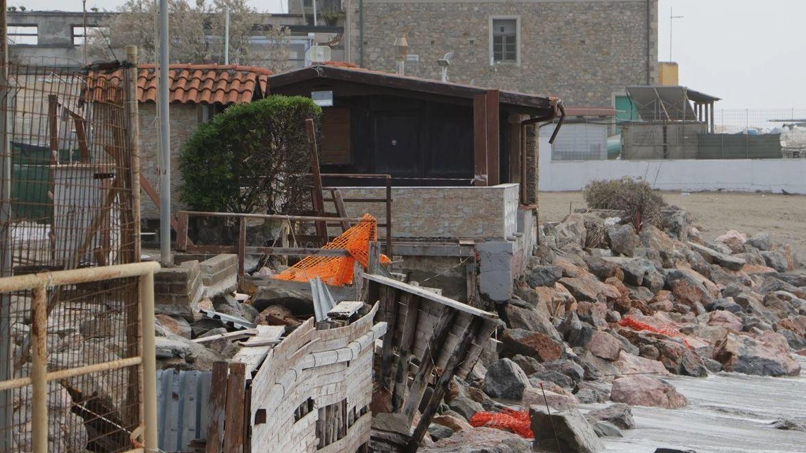 Le conseguenze delle mareggiate e dell’erosione nella zona della Torre Fiat Le conseguenze delle mareggiate e dell’erosione nella zona della Torre Fiat