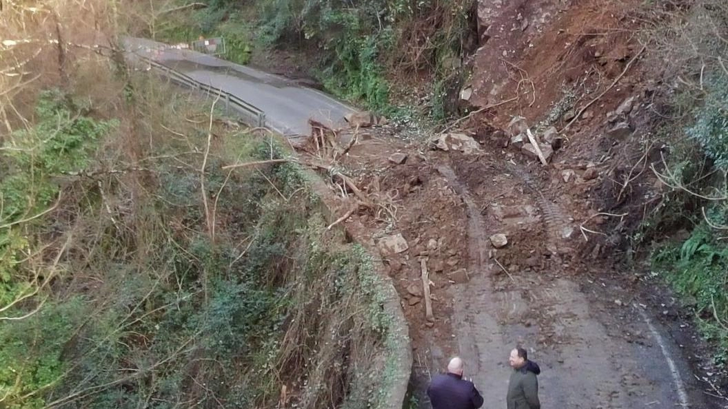 Ancora chiusa la Sp34 tra Calamari a Ponte di Sorana, la Sp12 è invece aperta con senso unico alternato Ancora chiusa la Sp34 tra Calamari a Ponte di Sorana, la Sp12 è invece aperta con senso unico alternato