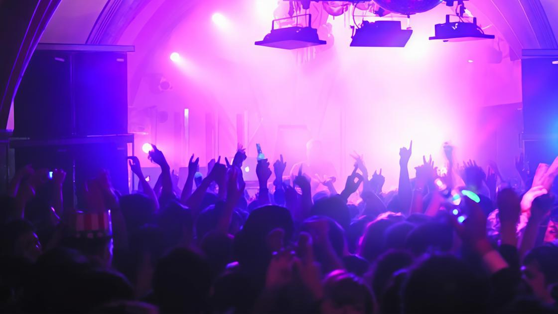 https://www.lanazione.it/image-service/view/acePublic/alias/contentid/YjZjNzNiZmUtNTc3Zi00/0/ladri-con-lo-spray-al-peperoncino-in-discoteca-sparsicono-cellulari.jpeg?f=16:9&w=1200&h=630