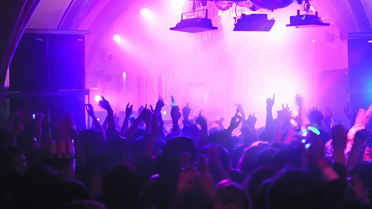 I furti sono. quando nella discoteca c’erano più di 300 persone che si sono accalcate verso le uscite quando è stato spruzzato lo spray al peperoncino I furti sono. quando nella discoteca c’erano più di 300 persone che si sono accalcate verso le uscite quando è stato spruzzato lo spray al peperoncino