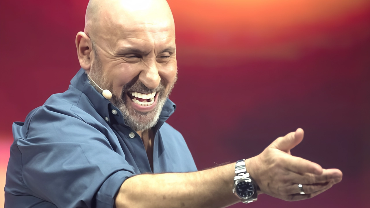 Maurizio Battista questa sera in scena al Teatro Cartiere Carrara
