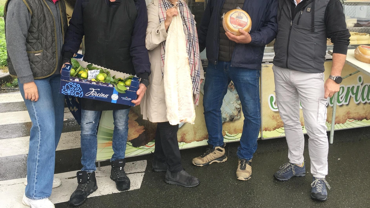 Ieri il taglio del nastro a Ponte dell’iniziativa promossa dal Comune. Tra le sette postazioni presenti ce ne sono tre di generi alimentari. Folloni: "La chiusura dei negozi ha creato disagi alla popolazione anziana". Ieri il taglio del nastro a Ponte dell’iniziativa promossa dal Comune. Tra le sette postazioni presenti ce ne sono tre di generi alimentari. Folloni: "La chiusura dei negozi ha creato disagi alla popolazione anziana".