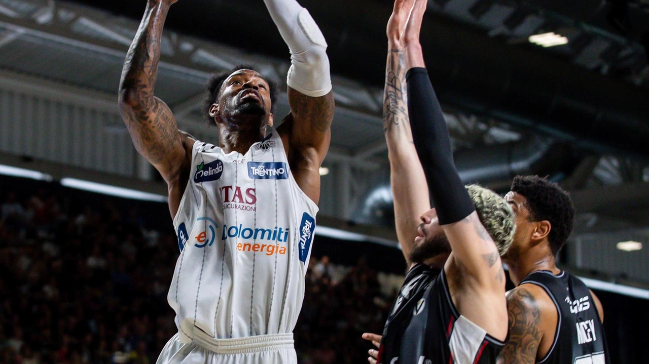 Derek Cooke in maglia Dolomiti Energia Trento in un duello sotto canestro contro Isaia Cordinier della Segafredo Bologna Derek Cooke in maglia Dolomiti Energia Trento in un duello sotto canestro contro Isaia Cordinier della Segafredo Bologna