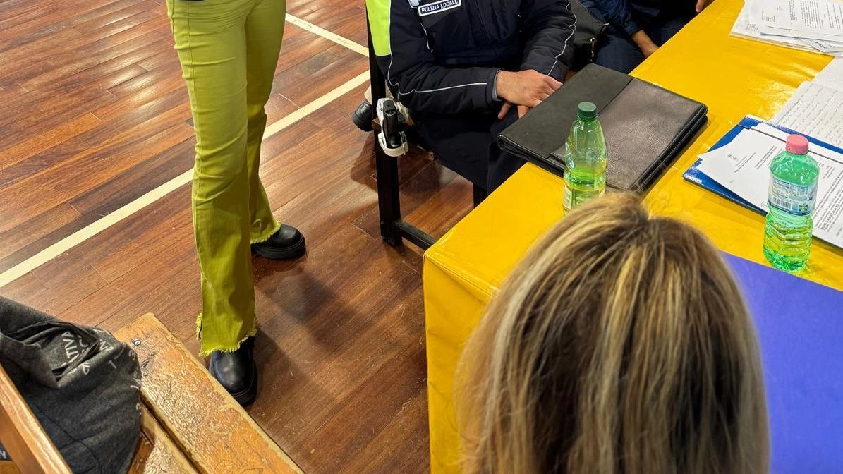 Il sopralluogo ieri mattina al Palazzetto dello sport. di Avenza Il sopralluogo ieri mattina al Palazzetto dello sport. di Avenza