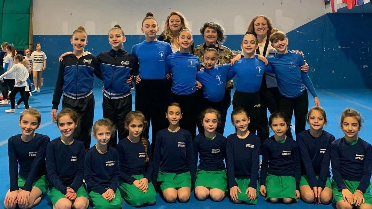 Le ginnaste dell’Etruria, sezione ritmica, insieme allo staff e alla sindaca Le ginnaste dell’Etruria, sezione ritmica, insieme allo staff e alla sindaca