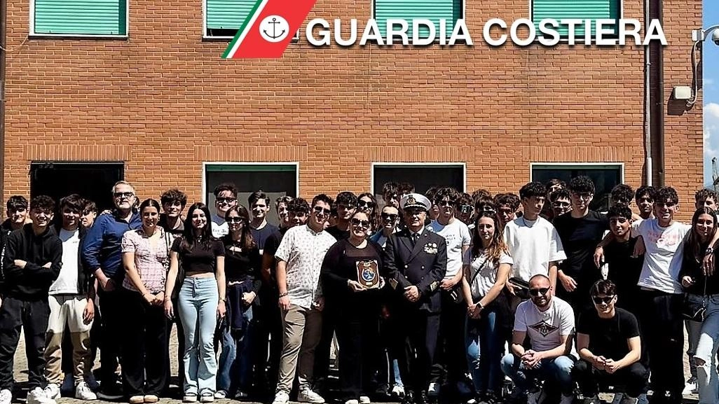 Il gruppo degli studenti dell’Istituto Tecnico Nautico di Viareggio in visita alla Capitaneria di Porto di Spezia Il gruppo degli studenti dell’Istituto Tecnico Nautico di Viareggio in visita alla Capitaneria di Porto di Spezia