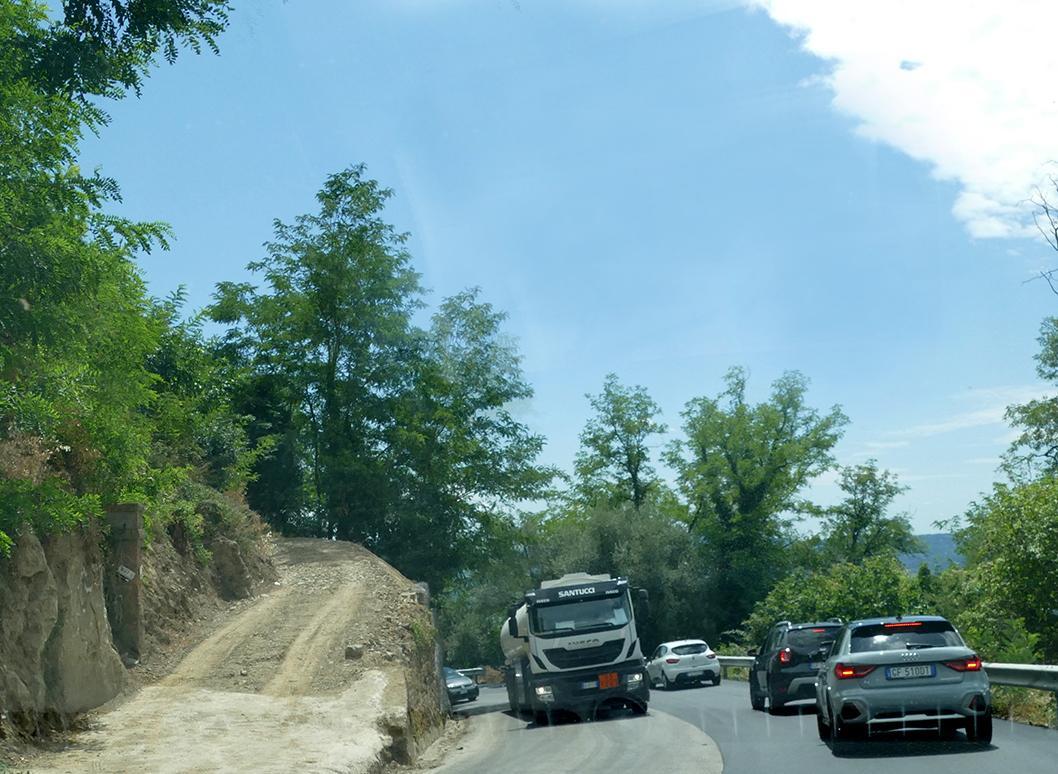 Riapre la statale 66 a Borghetto. La frana aveva isolato una casa. Resta lo slalom tra i cantieri
