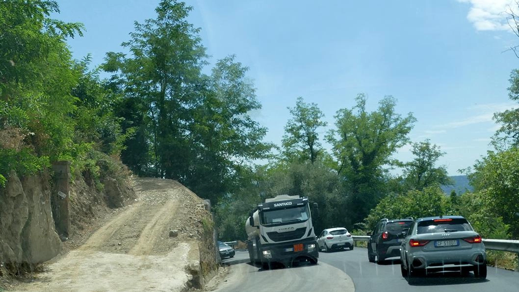 I lavori hanno permesso di ripristinare il doppio senso di marcia sulla via per la montagna. L’intervento di Anas è durato cinque mesi. Restano gli altri a Campo Tizzoro e a Piazza. I lavori hanno permesso di ripristinare il doppio senso di marcia sulla via per la montagna. L’intervento di Anas è durato cinque mesi. Restano gli altri a Campo Tizzoro e a Piazza.