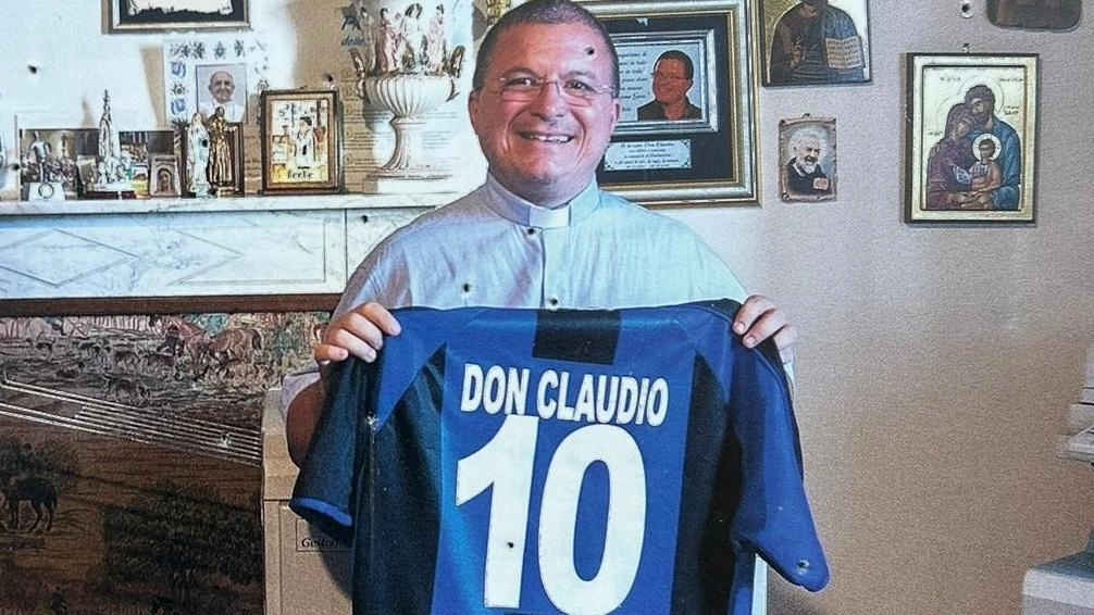 Don Claudio Bullo con la maglia nerazzurra numero 10 e il suo nome: il Pisa è stata una passione fin da ragazzo Don Claudio Bullo con la maglia nerazzurra numero 10 e il suo nome: il Pisa è stata una passione fin da ragazzo