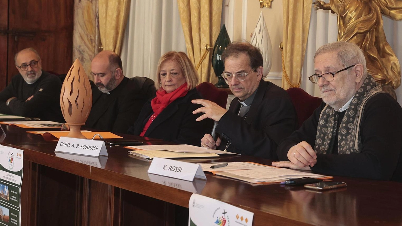 La presentazione del programma senesi degli appuntamenti del Giubileo La presentazione del programma senesi degli appuntamenti del Giubileo