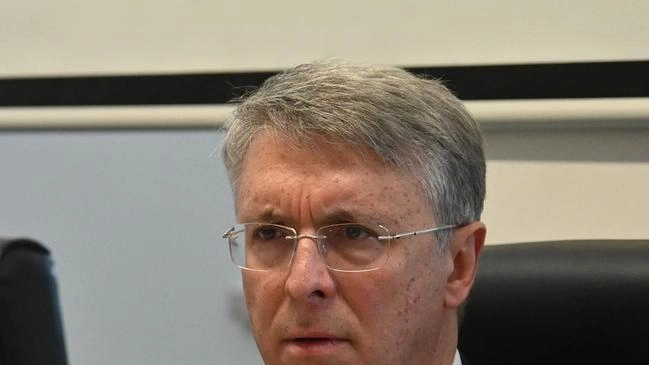 PERUGIA - On line sarebbe andato alla ricerca di manuali e di indicazioni per la realizzazione di armi artigianali. Il...