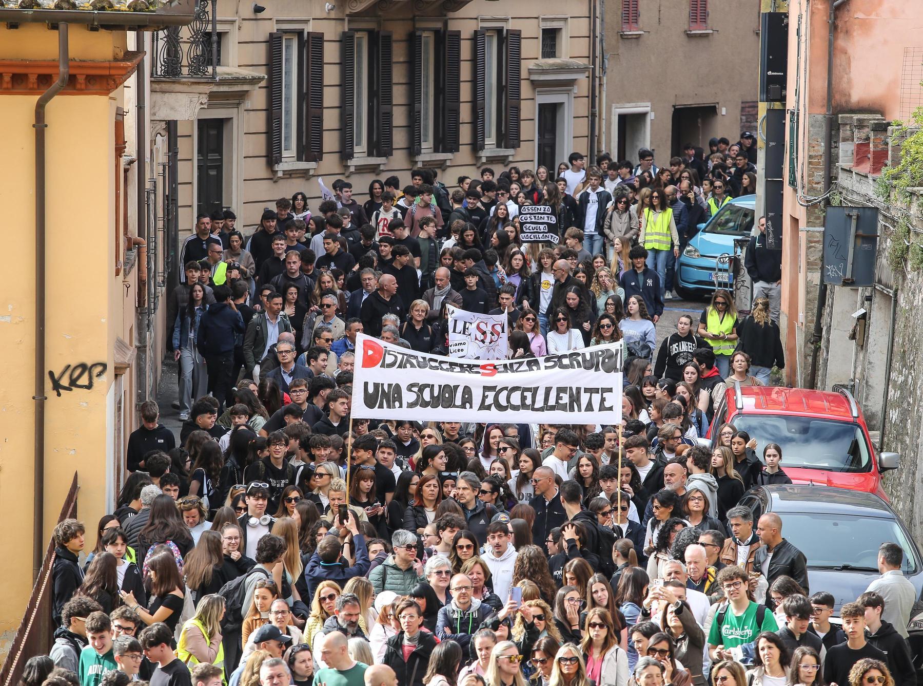 Bufera al Liceo Il caso Alessi in ministero: "Ho inviato una lettera urgente a Valditara" Bufera al Liceo Il caso Alessi in ministero: "Ho inviato una lettera urgente a Valditara"