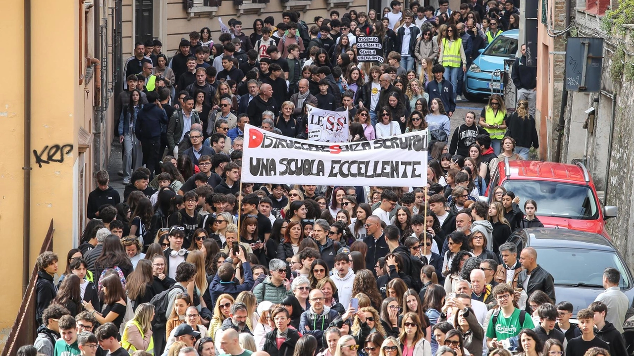 Dopo l’ennesimo strappo tra presidenza e studenti, le vicende del Liceo Alessi approdano in Parlamento. Stavolta, oggetto del contendere, la... Dopo l’ennesimo strappo tra presidenza e studenti, le vicende del Liceo Alessi approdano in Parlamento. Stavolta, oggetto del contendere, la...