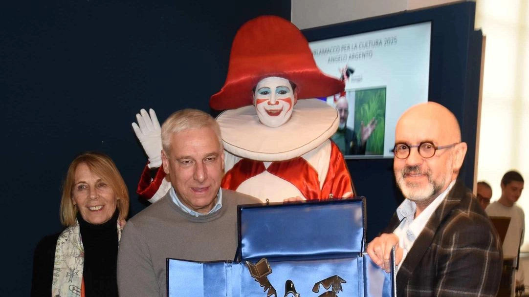 Angelo Argento riceve dal sindaco Giorgio Del Ghingaro il premio Burlamacco alla cultura Foto Umicini Angelo Argento riceve dal sindaco Giorgio Del Ghingaro il premio Burlamacco alla cultura Foto Umicini