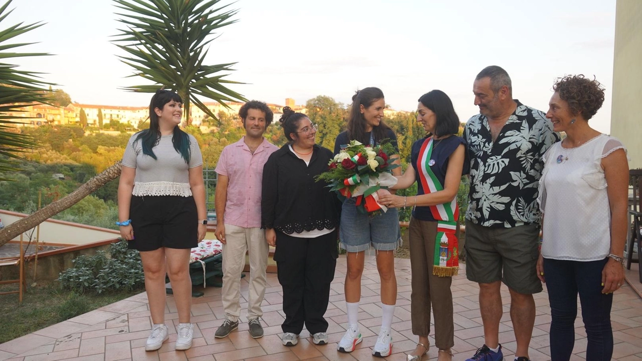 In tanti hanno atteso la pallavolista Carlotta Cambi protagonista a Parigi. Tricolori, applausi e un mare di emozioni. Il saluto del governatore Giani. In tanti hanno atteso la pallavolista Carlotta Cambi protagonista a Parigi. Tricolori, applausi e un mare di emozioni. Il saluto del governatore Giani.