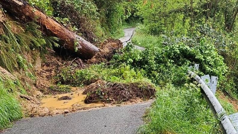 La recente frana in via dell’Uva nel Candia, chiusa in pratica dalla fine di febbraio. E via Grottini è in pessime condizioni