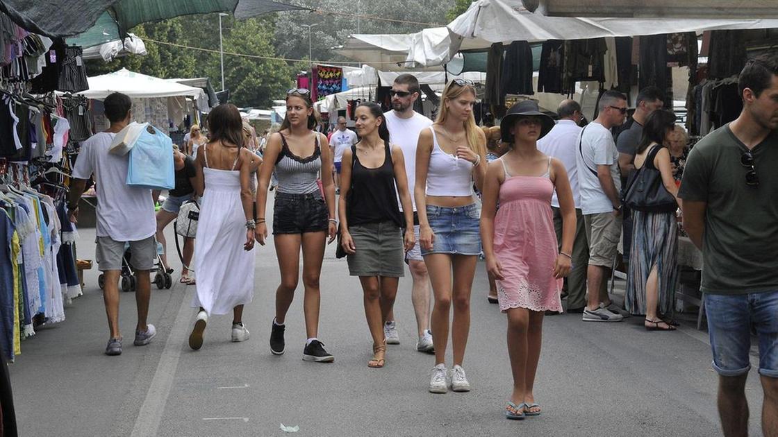 https://www.lanazione.it/image-service/view/acePublic/alias/contentid/Yjc1MGY4NmItMjZiYS00/0/mercato-ambulante-annullato-per-il-rally-appello-di-anva-al-presidente-di-aci-lucca.jpeg?f=16:9&w=1200&h=630