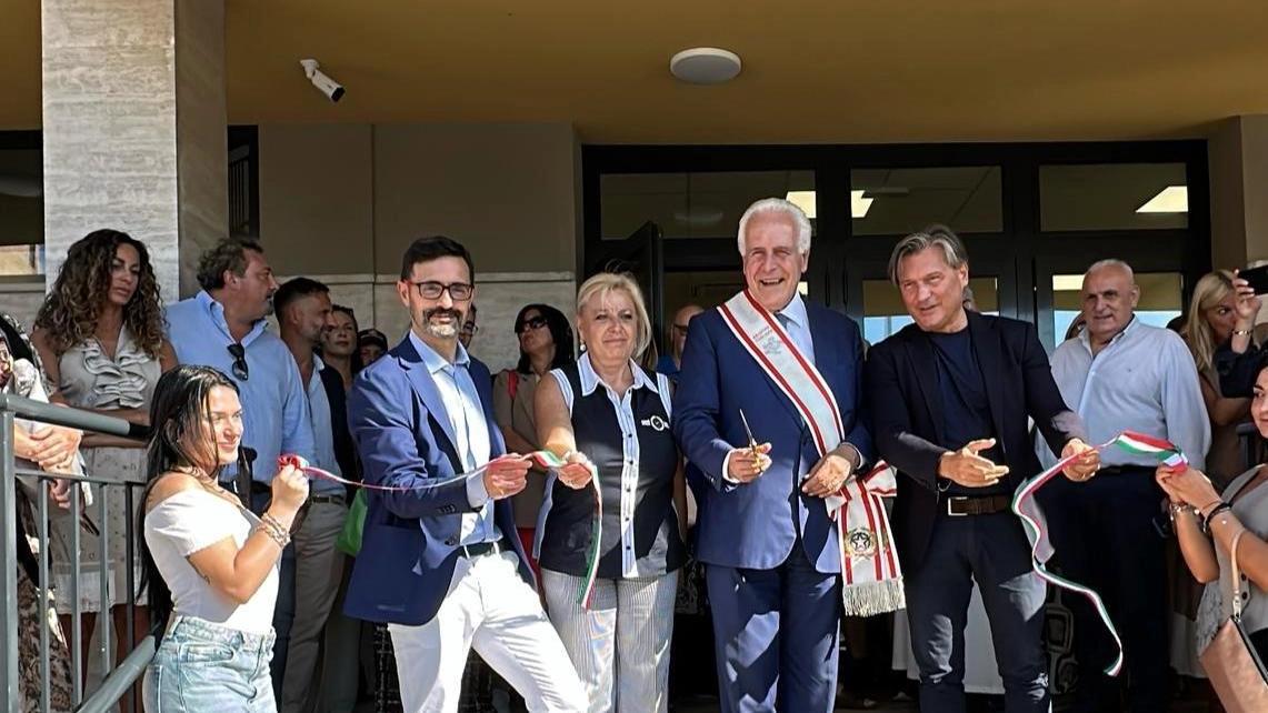 Il momento del taglio del nastro della nuova Casa di comunità sorta nei locali dell’ex Inam, a Orbetello