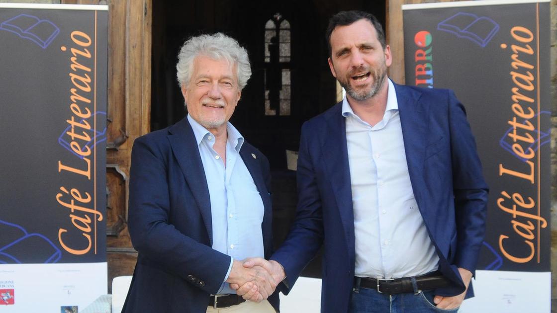 E Ghinelli "battezza" Tomasi. I sindaci insieme in piazza per una serata tra libri e arte E Ghinelli "battezza" Tomasi. I sindaci insieme in piazza per una serata tra libri e arte