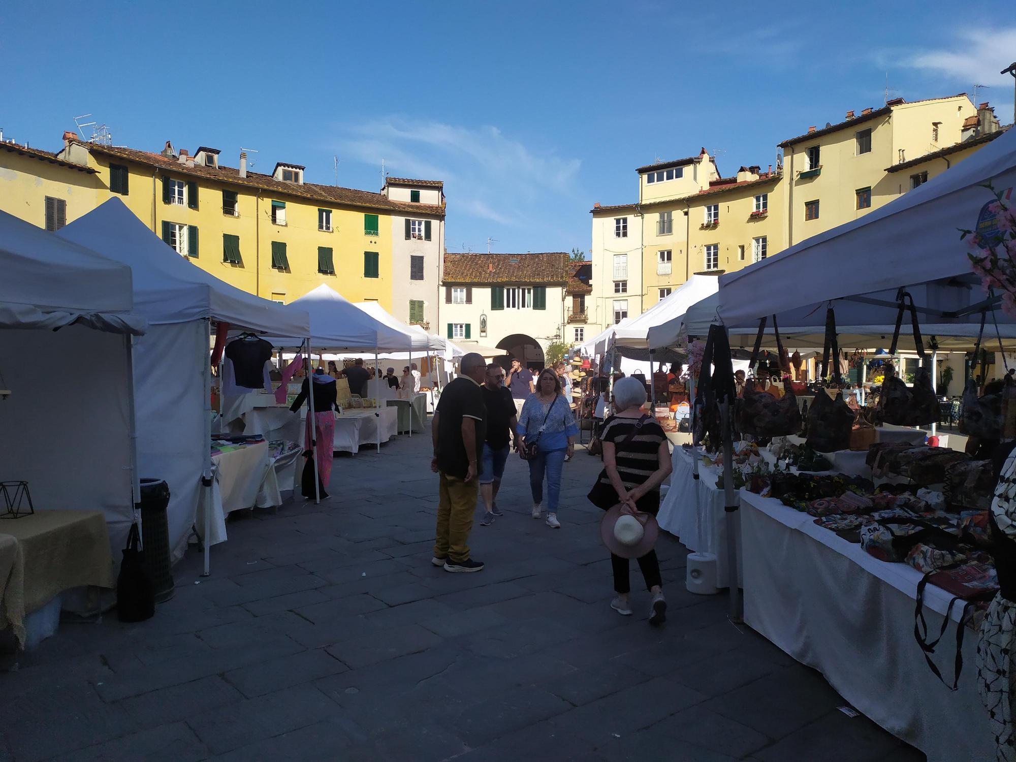 Mercato in Anfiteatro. I banchi artigiani di Cna Mercato in Anfiteatro. I banchi artigiani di Cna