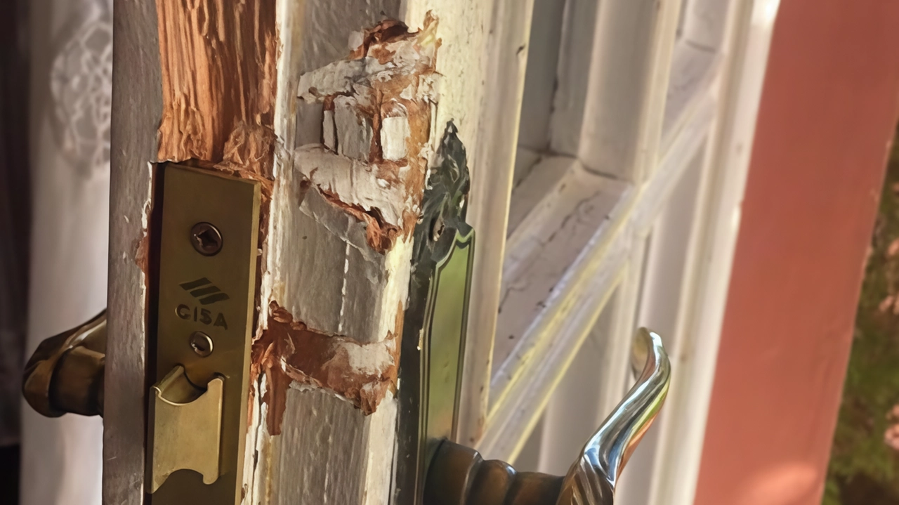 Un’immagine della serratura della casa della donna completamente divelta dai malintenzionati che erano riusciti ad intrufolarsi Un’immagine della serratura della casa della donna completamente divelta dai malintenzionati che erano riusciti ad intrufolarsi