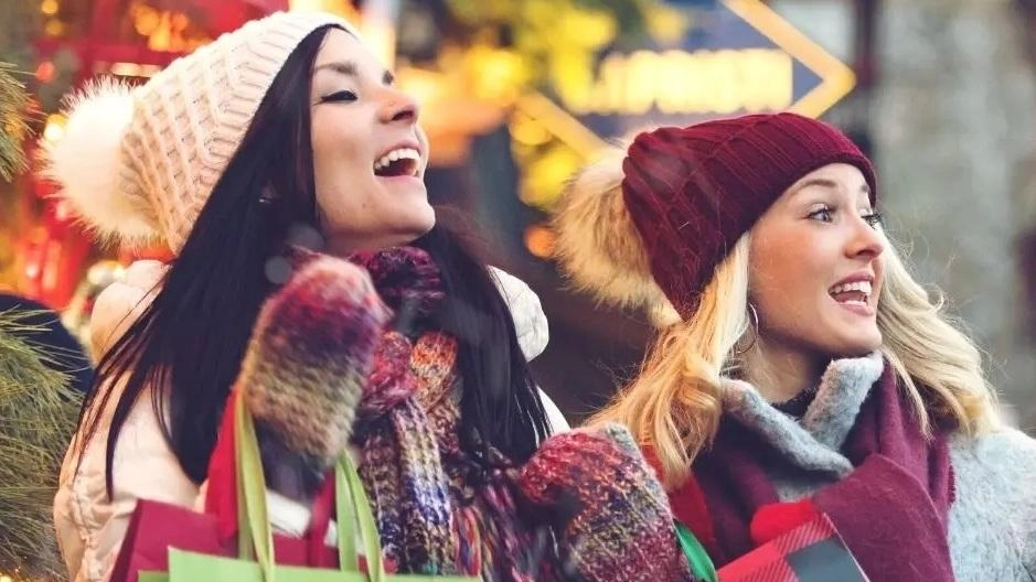 Uscire dai negozi con le braccia cariche di pacchi regalo... tradizione irrinunciabile Uscire dai negozi con le braccia cariche di pacchi regalo... tradizione irrinunciabile
