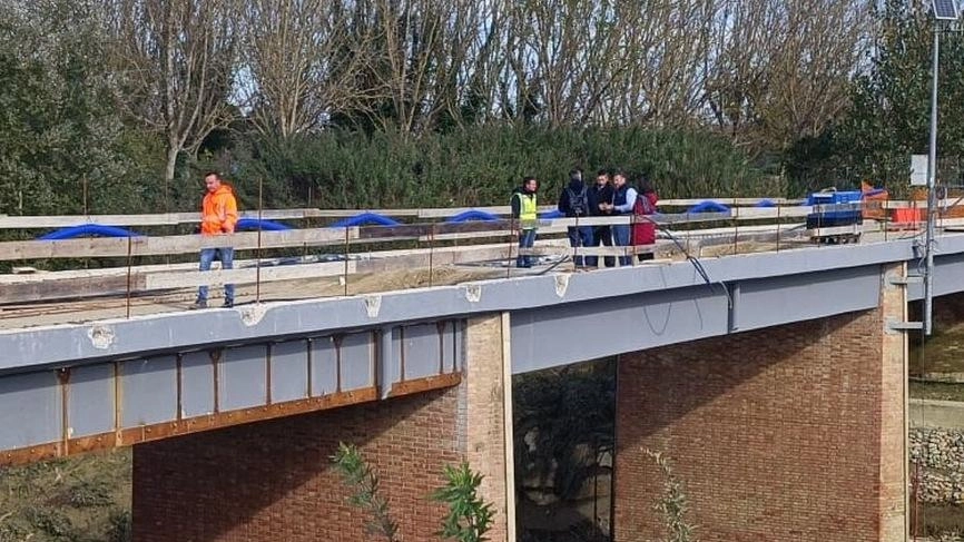 Operai al lavoro per le prove di carico del Ponte della Casanova Operai al lavoro per le prove di carico del Ponte della Casanova