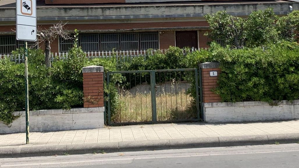 L’immobile ex Telecom sul lungomare da tempo in abbandono. E’ stato acquistato da una società e la previsione è di ricavarvi tre appartamenti L’immobile ex Telecom sul lungomare da tempo in abbandono. E’ stato acquistato da una società e la previsione è di ricavarvi tre appartamenti