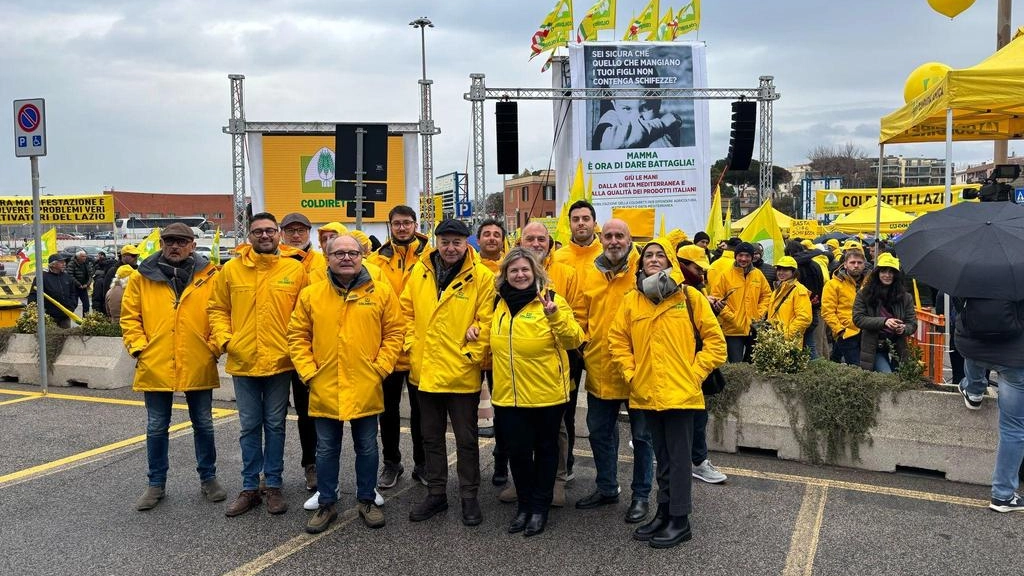 Blitz al porto di Civitavecchia di 1.500 agricoltori della Coldiretti contro le navi cariche di olio straniero in arrivo nello... Blitz al porto di Civitavecchia di 1.500 agricoltori della Coldiretti contro le navi cariche di olio straniero in arrivo nello...