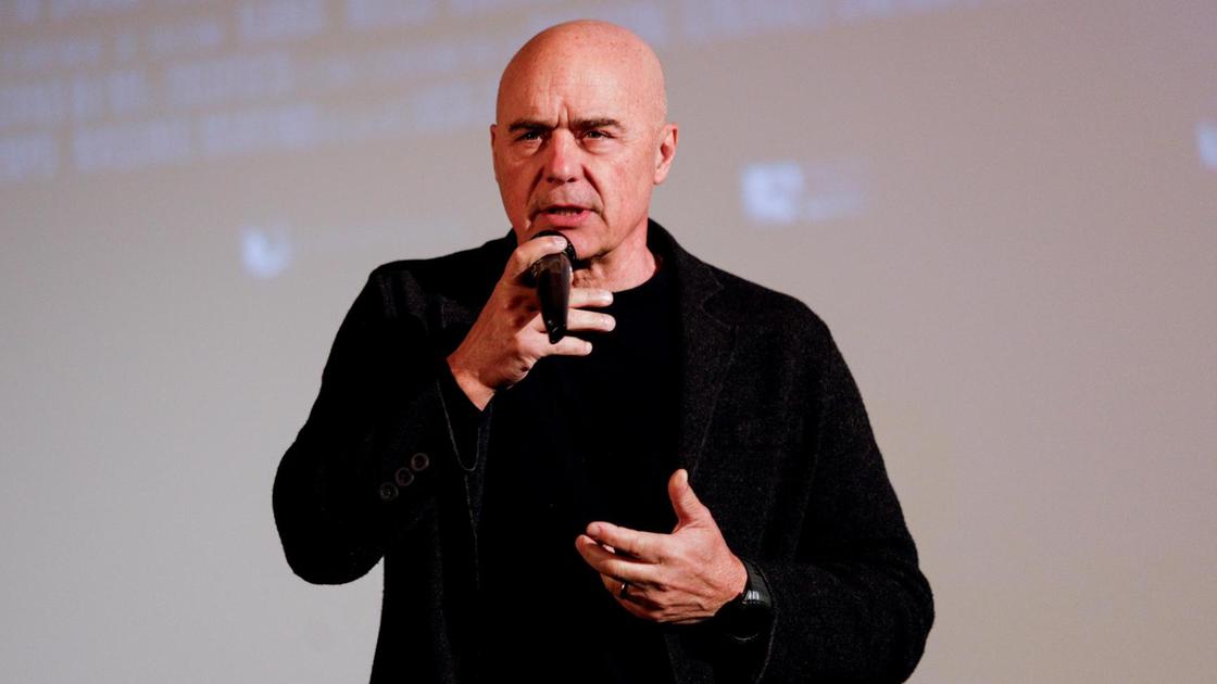 https://www.lanazione.it/image-service/view/acePublic/alias/contentid/Yjc4M2NhNGEtNmQxYi00/0/il-duello-fra-bene-e-male-sulla-scena-zingaretti-protagonista-del-dramma.jpeg?f=16:9&w=1200&h=630