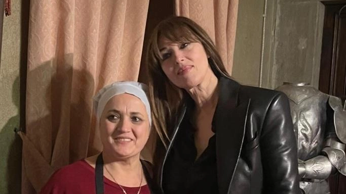La super star Monica Bellucci ha passato il Natale nella sua Umbria. Eccola con la cuoca del Castello dei Sorci Fiore Bruka