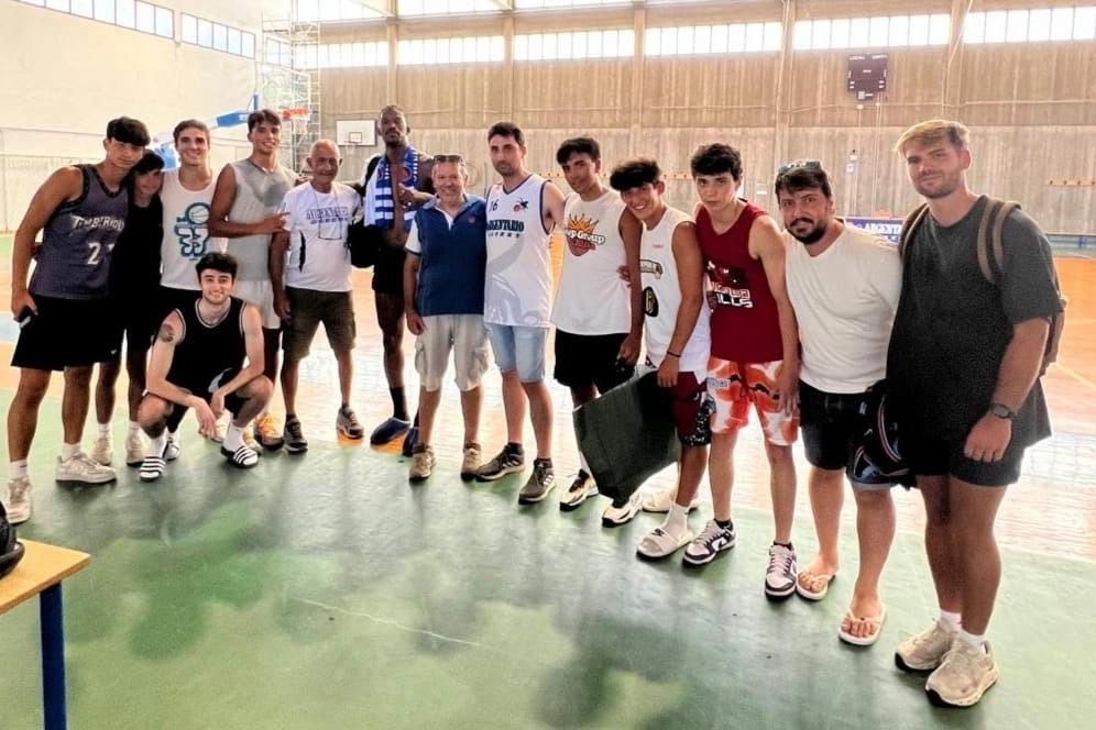 Foto di gruppo con Butler al palazzetto di Porto Santo Stefano