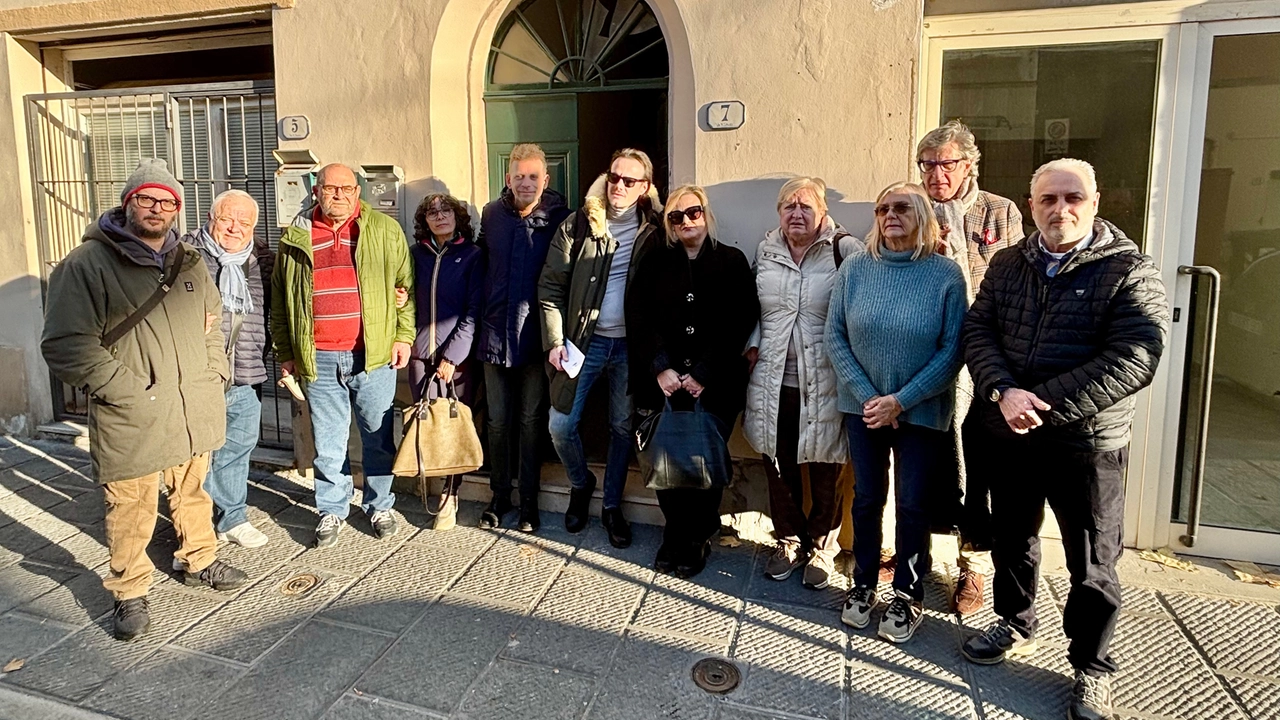 Sopra il sindaco Gabriele Gasperini, a fianco l’intera giunta e altri presenti alla conferenza stampa e sotto la strada in cui si affaccia la casa a rischio occupazione Sopra il sindaco Gabriele Gasperini, a fianco l’intera giunta e altri presenti alla conferenza stampa e sotto la strada in cui si affaccia la casa a rischio occupazione