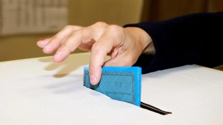 Elezioni Prato, il sondaggio Emg lancia Bugetti al 50%, Cenni al 42,5%